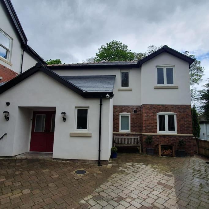 Churstonbnb, Private Flat Within Family Home, Bolton Lostock エクステリア 写真